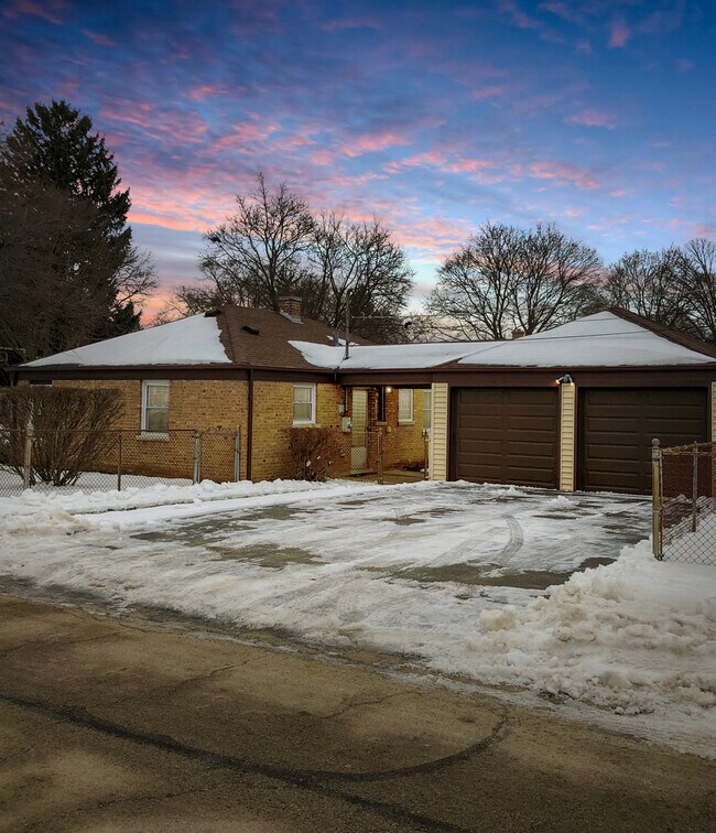 733 E Rockland Rd Rentals in Libertyville, IL