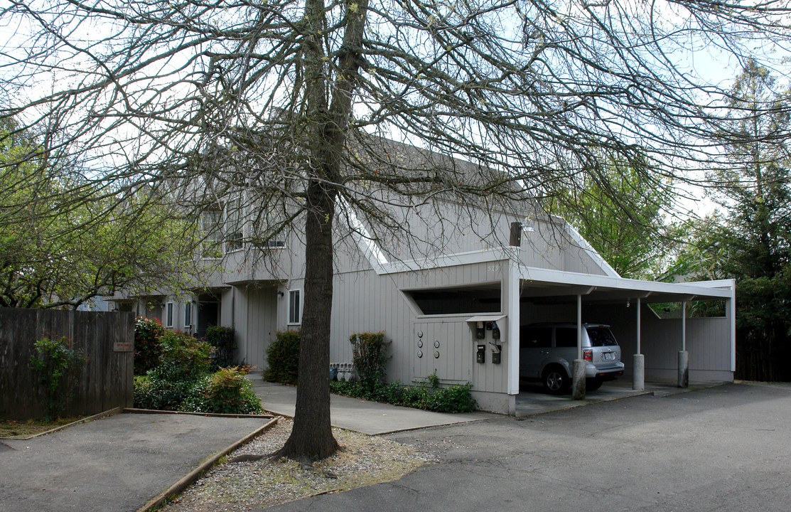 523 Prince Ave in Healdsburg, CA - Building Photo