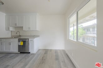 10039 Haines Canyon Ave in Los Angeles, CA - Building Photo - Building Photo