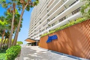 200 SE 15th Rd in Miami, FL - Building Photo
