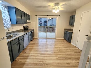 7301 W 55th Pl in Overland Park, KS - Foto de edificio - Building Photo