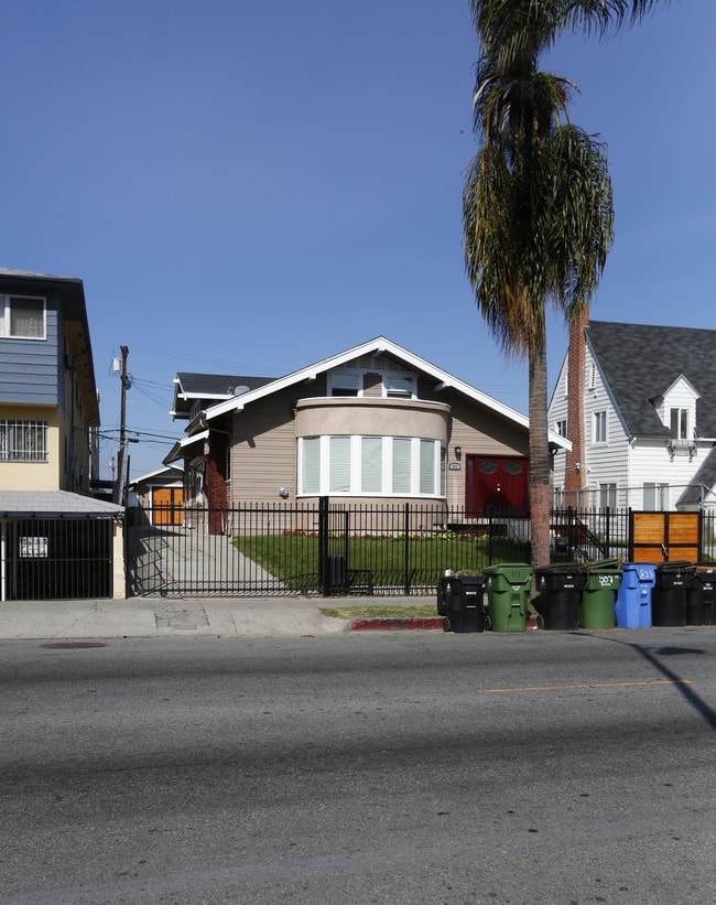 831 Irolo St in Los Angeles, CA - Foto de edificio - Building Photo