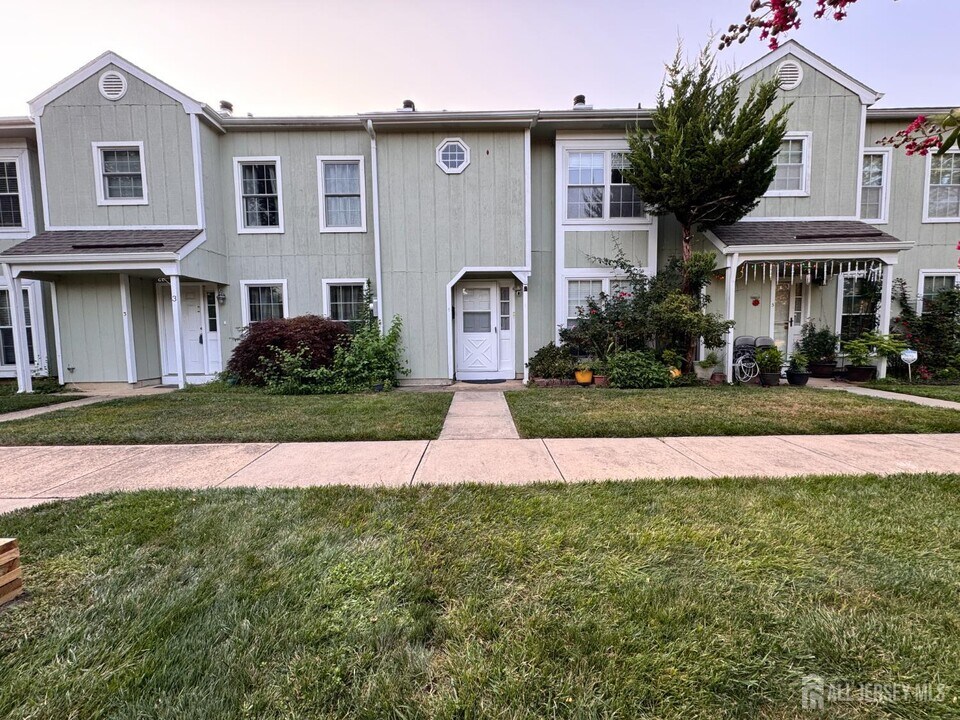 4 Pond View Dr in Plainsboro, NJ - Building Photo
