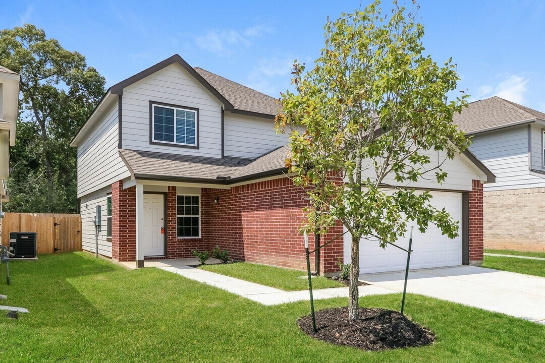 2165 Middle Rdg Dr in Conroe, TX - Building Photo