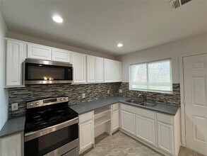 5828 Lazy River Dr in Dallas, TX - Building Photo - Building Photo