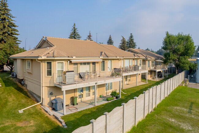 The Villas at Glenmore Greens in Calgary, AB - Building Photo - Building Photo