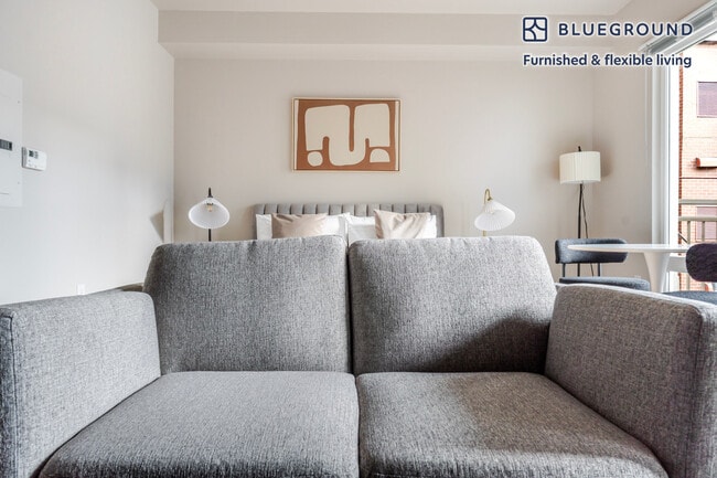 10333 Main St in Bellevue, WA - Foto de edificio - Building Photo