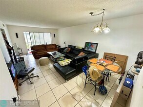 7321 NW 85th St in Tamarac, FL - Foto de edificio - Building Photo