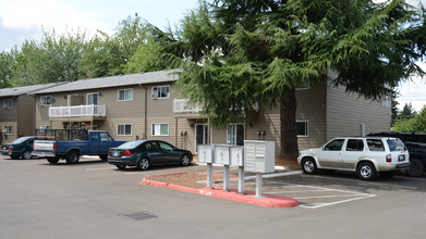 Carrington Square in Portland, OR - Foto de edificio - Building Photo