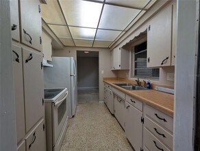 208 Oakwood Dr in Brooksville, FL - Building Photo - Building Photo