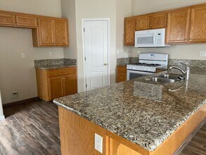9604 Lanneau Ct in Bakersfield, CA - Building Photo - Building Photo
