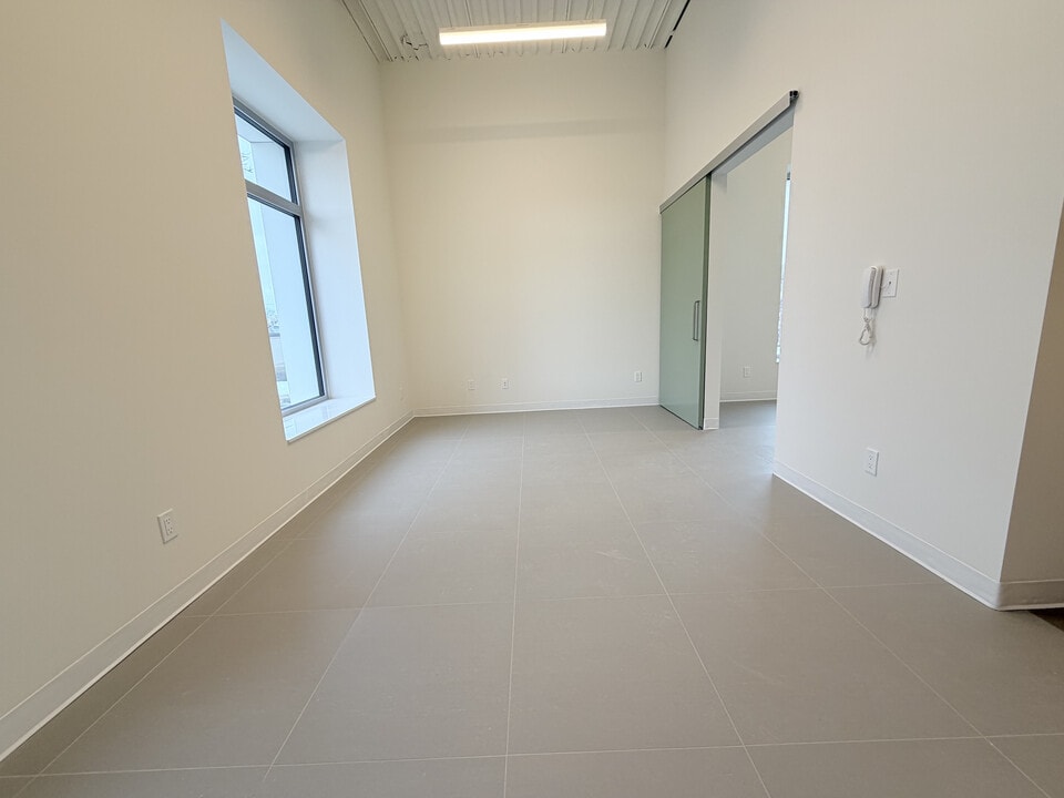 1106 Ouellette Ave in Windsor, ON - Building Photo