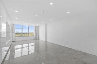 4101 Pine Tree Dr in Miami Beach, FL - Building Photo