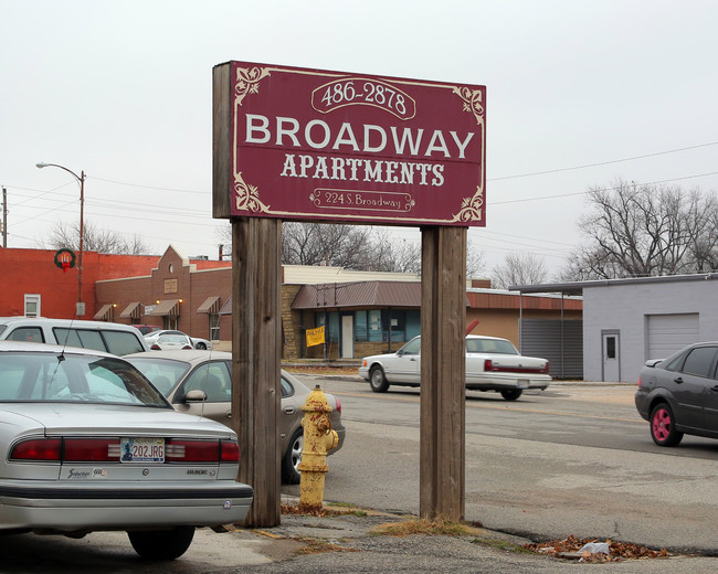 Broadway Apartment in Coweta, OK - Building Photo - Building Photo