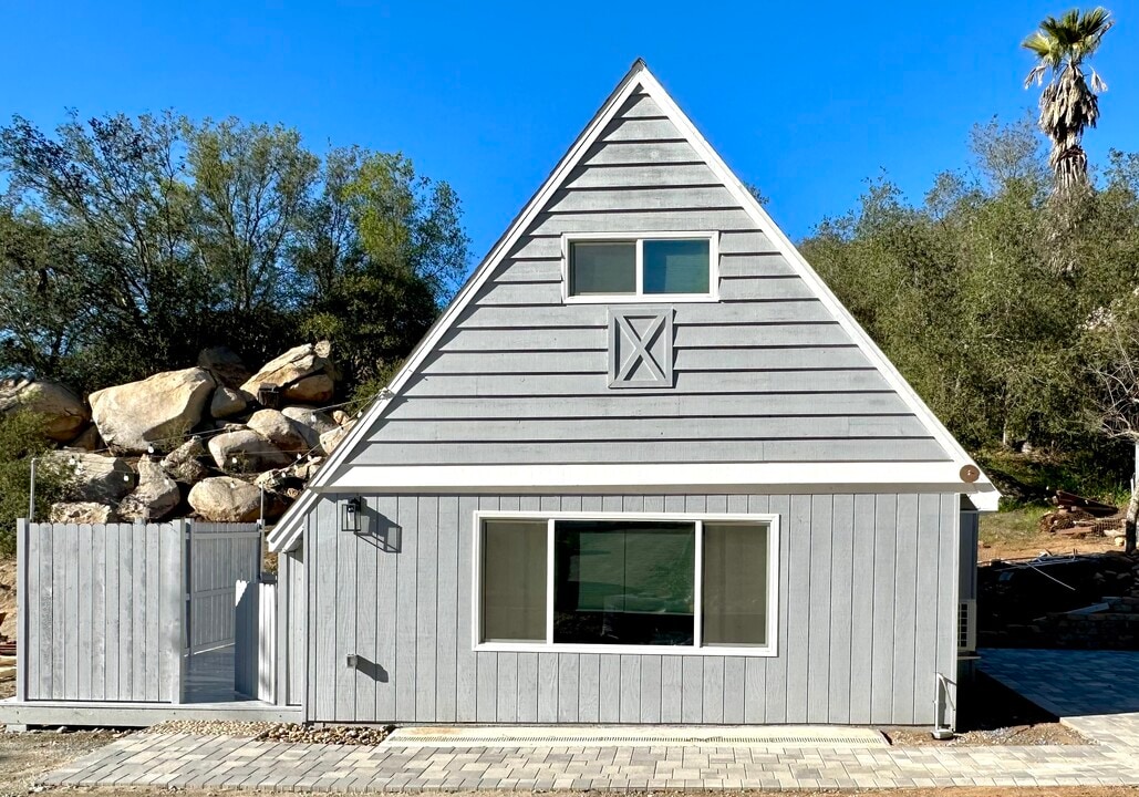 38374 Rainbow Heights Pl in Fallbrook, CA - Building Photo