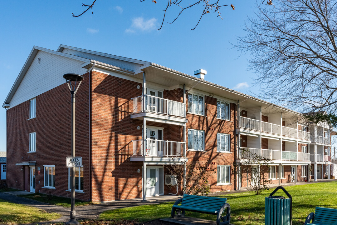 18 De Saint-Étienne-De-Lauzon Rue in Lévis, QC - Building Photo