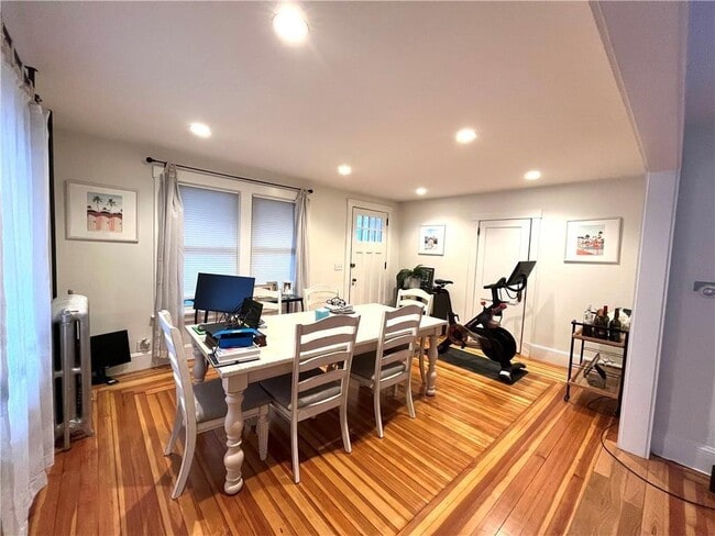 16 Apthorp Ave in Newport, RI - Building Photo - Building Photo