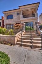222 Iris Ave in Newport Beach, CA - Building Photo