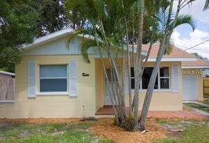 1957 Magnolia St in Sarasota, FL - Building Photo