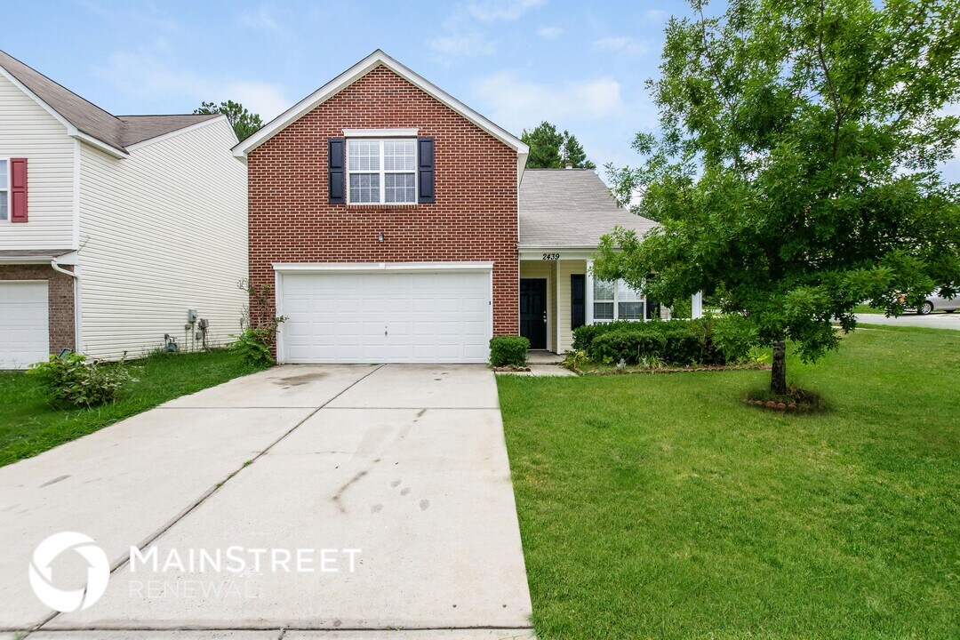 2439 Sunset Oaks Dr in Charlotte, NC - Building Photo