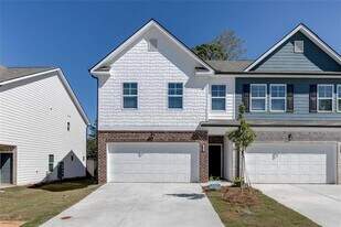 4687 Fullerton Dr in Oakwood, GA - Building Photo