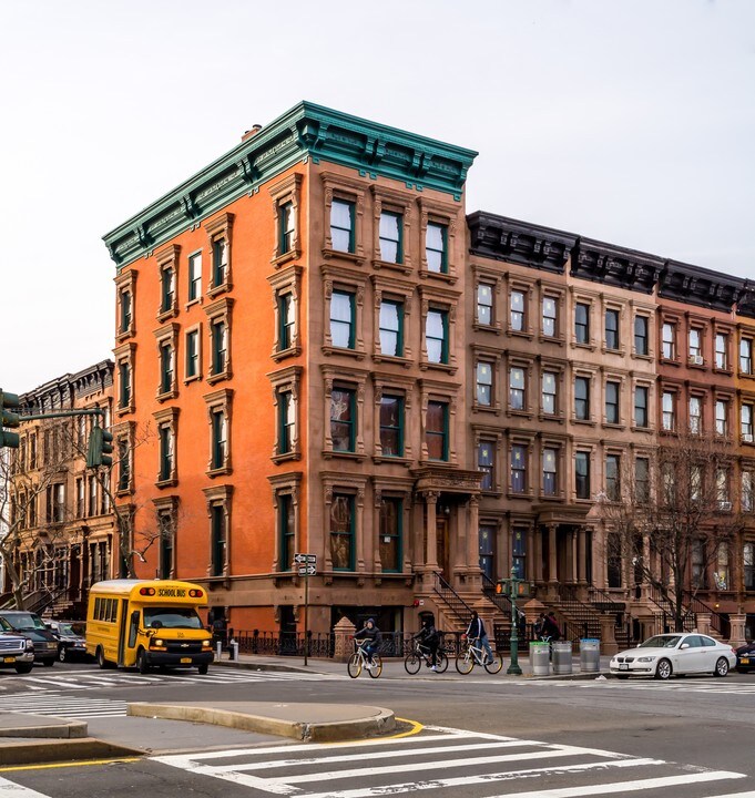 241 Lenox Ave in New York, NY - Building Photo