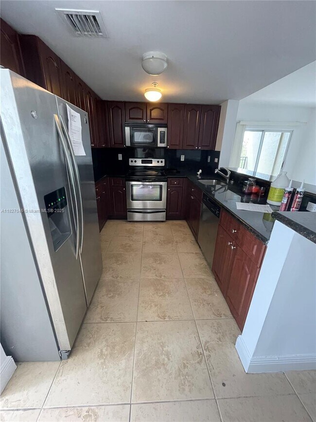 120 Douglas Rd in Coral Gables, FL - Building Photo - Building Photo