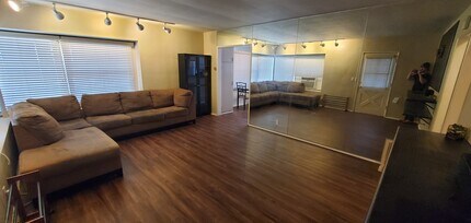 5313 Radford Ave, Unit 5313 in Valley Village, CA - Foto de edificio - Building Photo