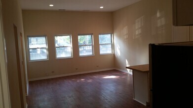 2302 W Touhy Ave-Unit -1 in Chicago, IL - Building Photo - Building Photo