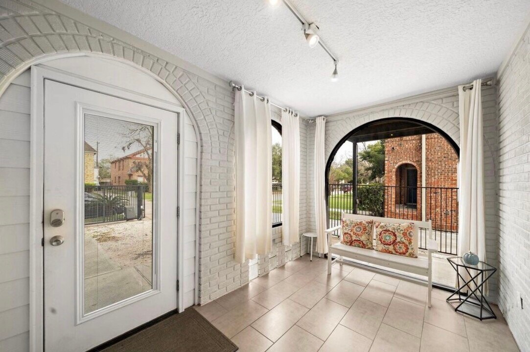 1633 Castle Ct in Houston, TX - Building Photo