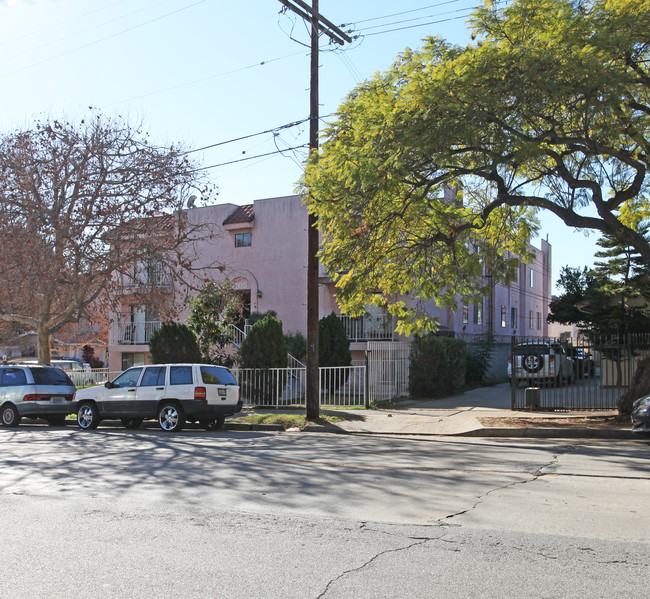 1405 N Normandie Ave in Los Angeles, CA - Foto de edificio - Building Photo