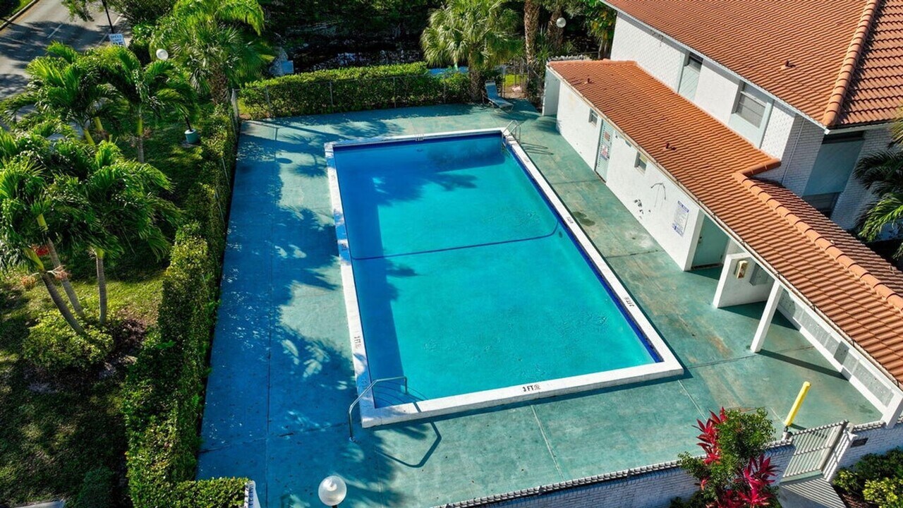 2750 Forest Hills Blvd in Coral Springs, FL - Building Photo