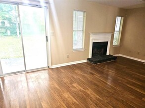 8040 Creekstone Way in Riverdale, GA - Building Photo - Building Photo