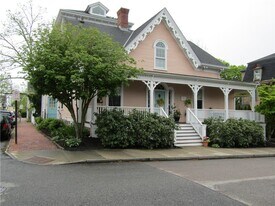 22 Mt Vernon St in Newport, RI - Building Photo