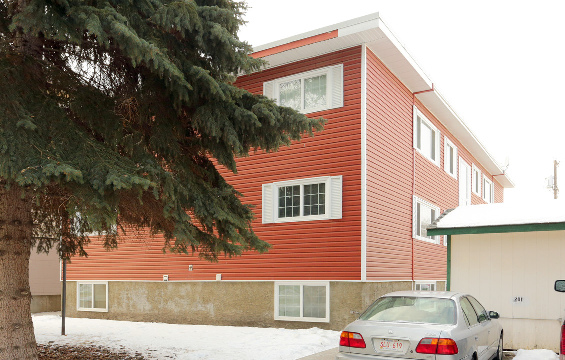 10224 113th St NW in Edmonton, AB - Building Photo