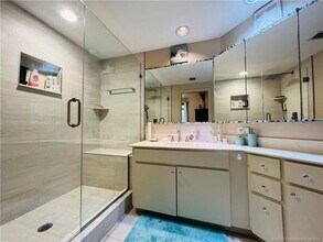 221 NE Plantation Rd in Stuart, FL - Foto de edificio - Building Photo