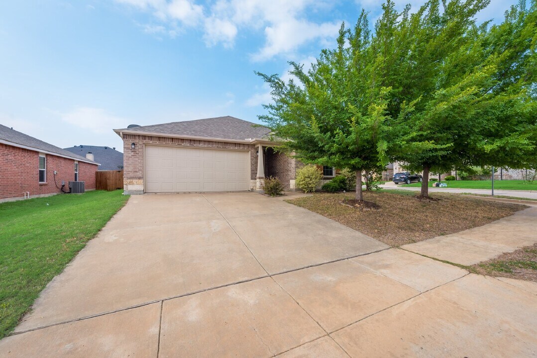 437 Magma Dr in Fort Worth, TX - Building Photo