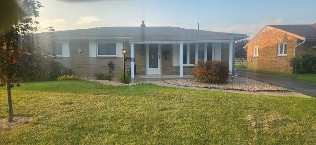 property at 3313 N Eastmoreland Dr