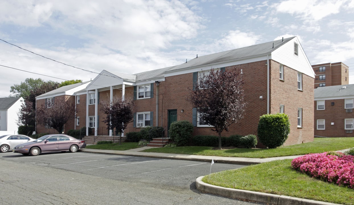 HOLMDEL POINTE in Keyport, NJ - Building Photo