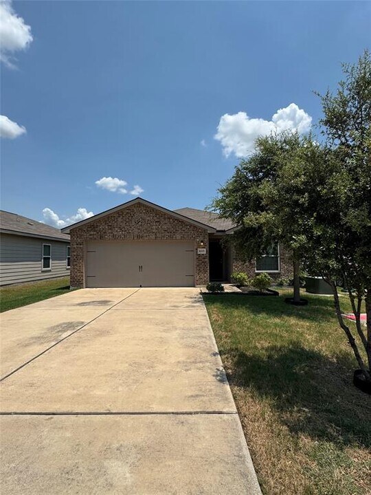 1005 Woodward Ct in Jarrell, TX - Building Photo