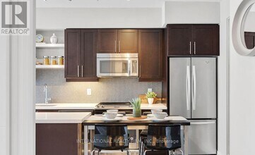 525 Adelaide St W in Toronto, ON - Building Photo - Building Photo