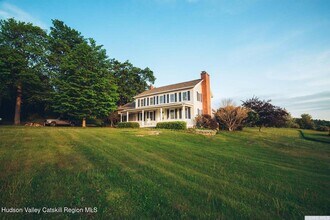 1062 Newton Hill Rd in Kinderhook, NY - Building Photo - Building Photo