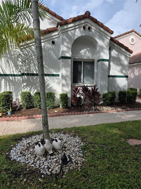 1710 Harbour Side Dr in Weston, FL - Building Photo