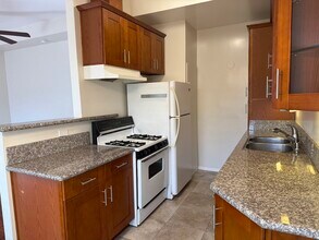 7115 Atoll Ave, Unit 7115 one half in Los Angeles, CA - Foto de edificio - Building Photo