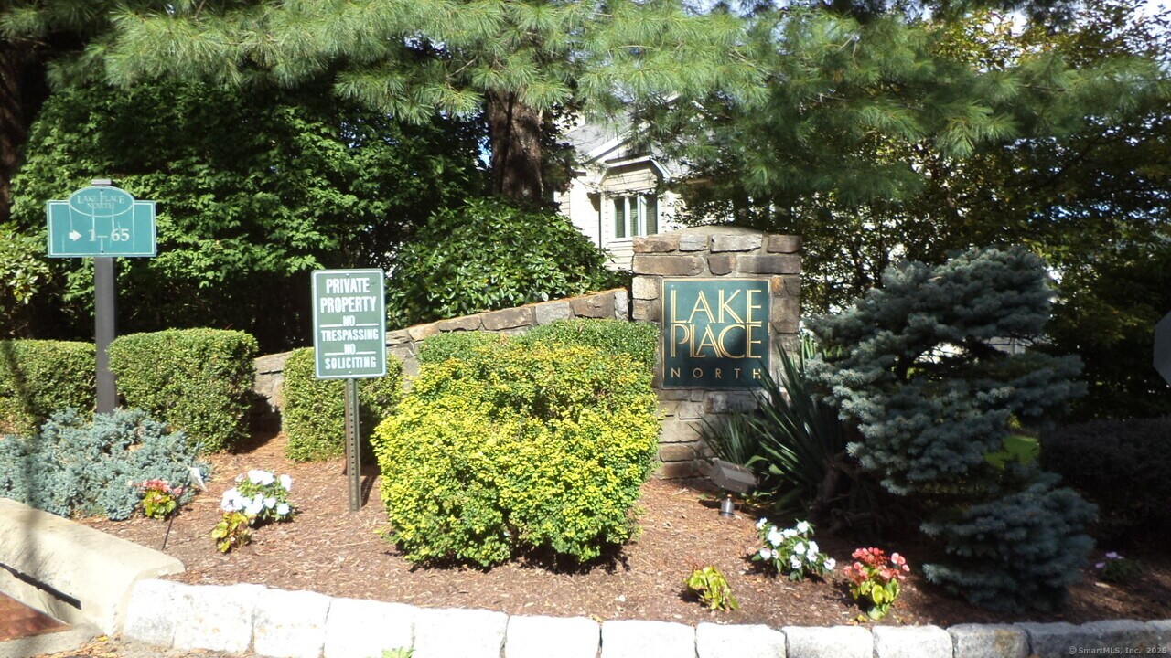 15 Lake Pl N in Danbury, CT - Building Photo