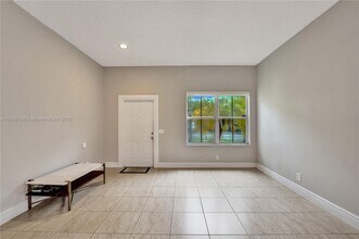 930 Bluewood Terrace in Weston, FL - Building Photo - Building Photo