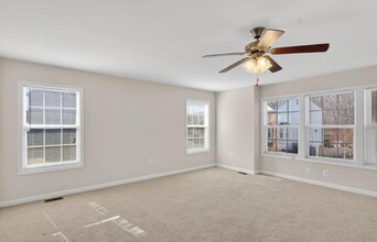 211 Dundee Pl in Fredericksburg, VA - Foto de edificio - Building Photo