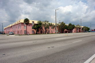 Nile Gardens Apartments in Opa Locka, FL - Foto de edificio - Building Photo