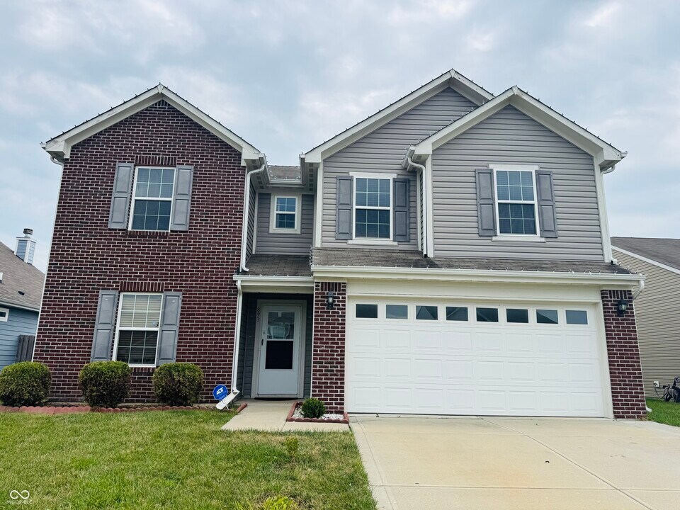 893 Sommersweet Run in Greenwood, IN - Building Photo