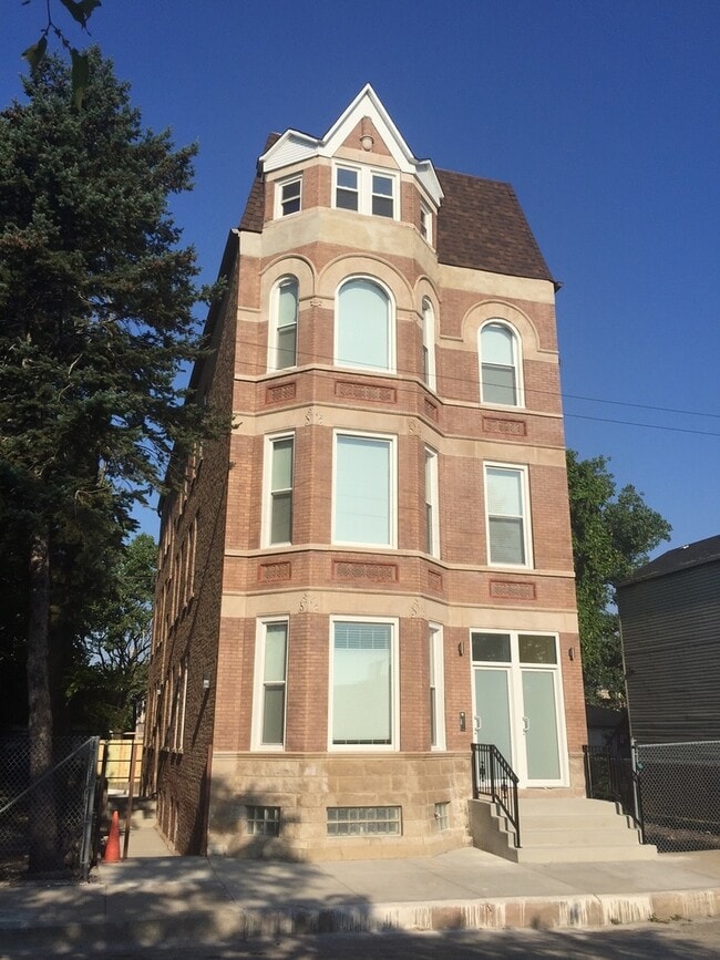 property at 2002 S Desplaines St